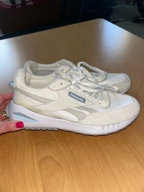 Women’s Reebok Off-White Low-Top Sneakers Size 8